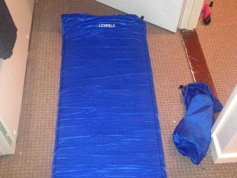 Self inflating roll mat