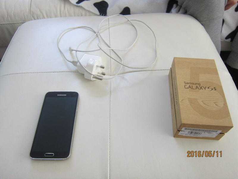 Selling good condition samsung galaxy s5 black, unlocked for all networks. Full Boxed