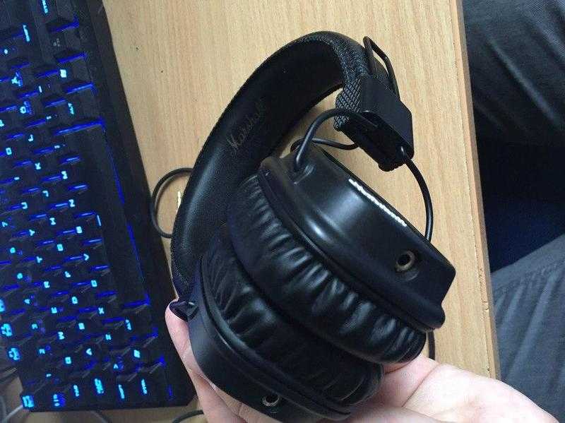 Selling Marshall Major II Black headphones.