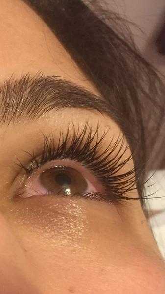 Semi permanent eyelash extensions