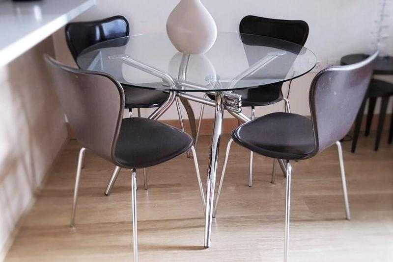 Set glass top round dining table and 4 chairs