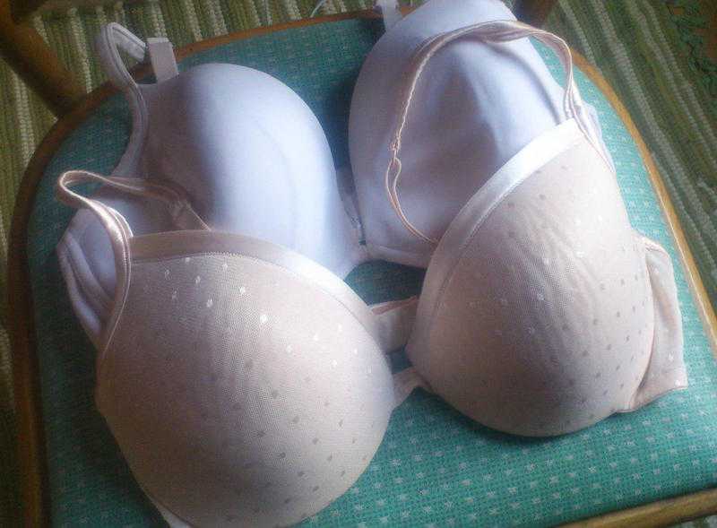 Set of 2 bras (MampS, 36DD, Body collection) - in clean and good condition, hardly worn.