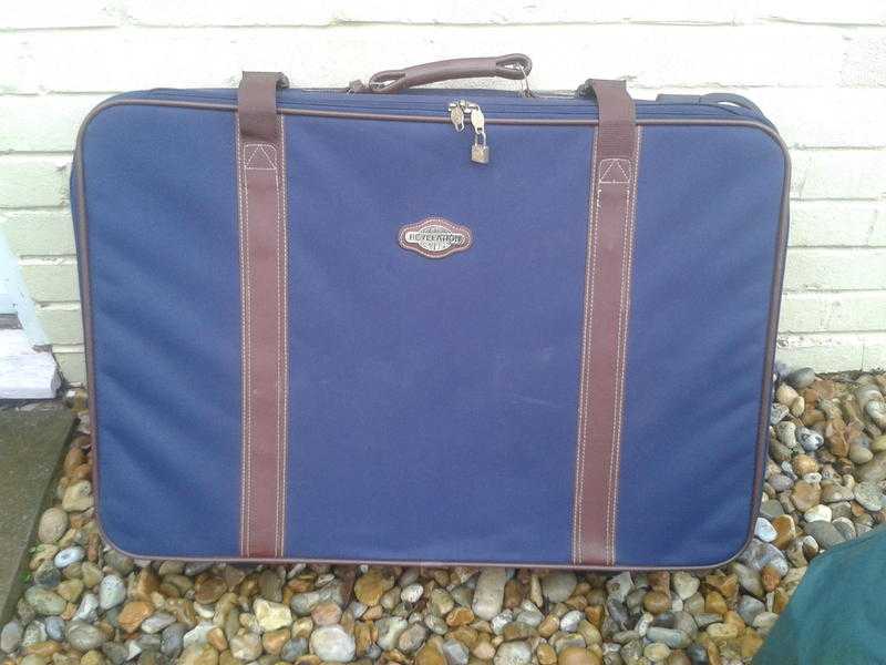 SET OF 2 CANVAS SUITCASES ON WHEELS, LOCK AND KEYS, MEASURE 32quotX23quot AND 23quotX20quot 20.