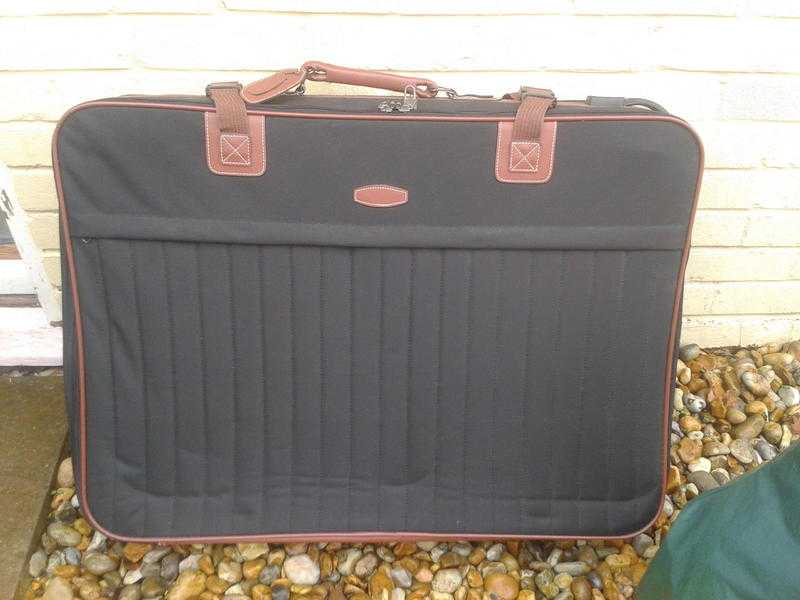 SET OF 3 CANVAS SUITCASES ON WHEELS, MEASURES 26quotX20quot 15.