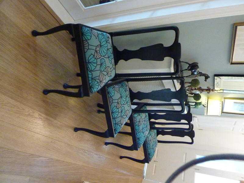 Set of 4 dining chairs.