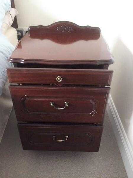 Set of bedroom drawers and two bedside cabinets
