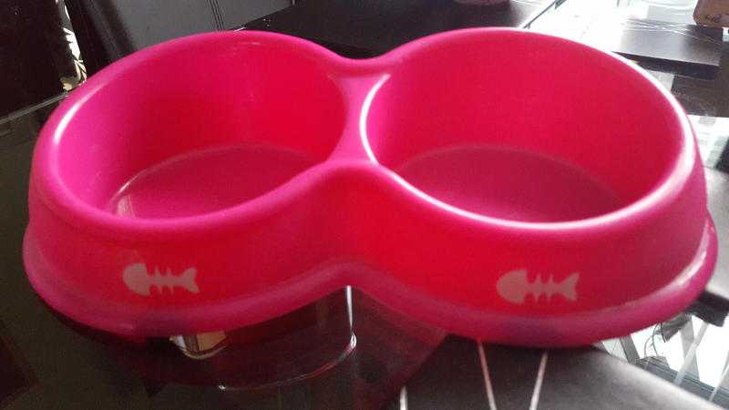 SET OF CAT BOWLS.