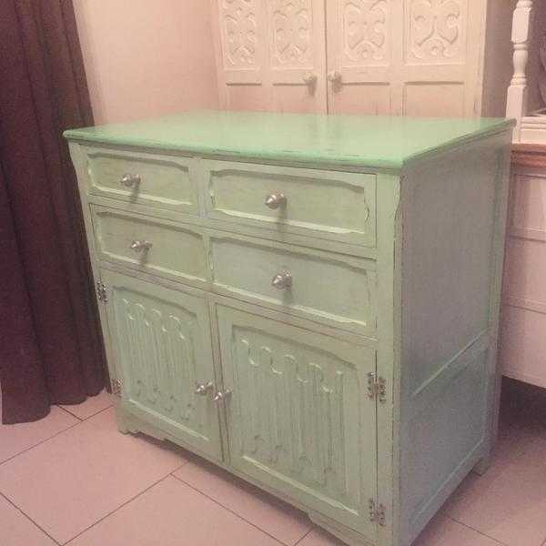 Set of drawers with cupboard