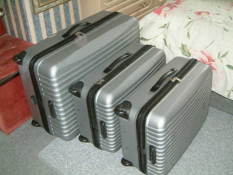 set of three dunlop suitcases