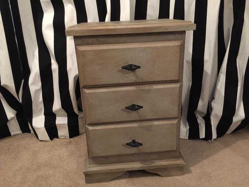 Shabby chic chest of drawers