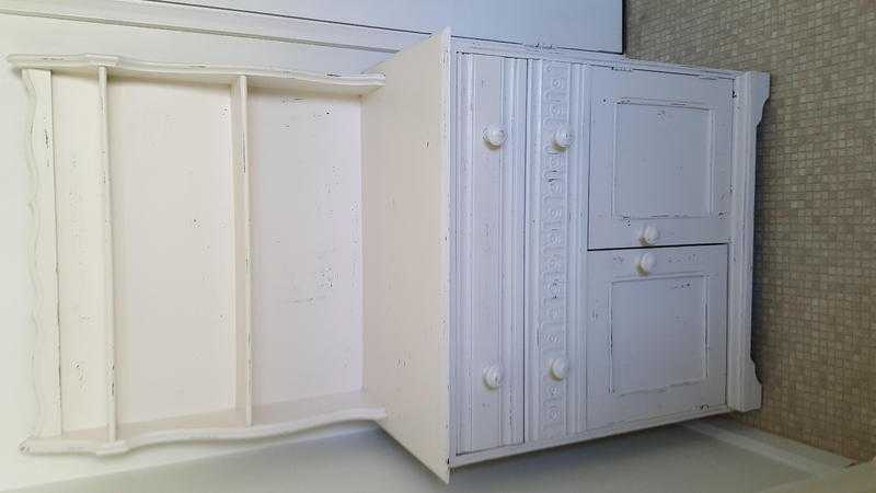 Shabby chic cream dresser