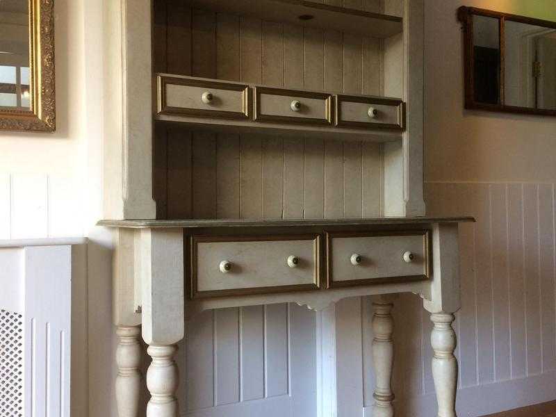 Shabby chic dresser