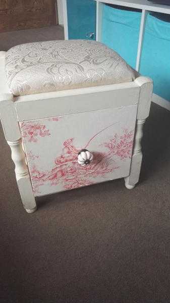 Shabby chic foot puffy