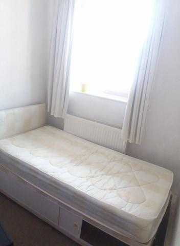 SHORTY SINGLE BED WITH MATTRESS AND HEADBOARD. GOOD CONDITION. BARGAIN 25