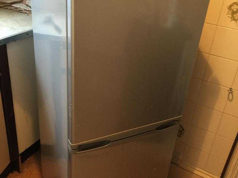 SILVER FRIDGEFREEZER