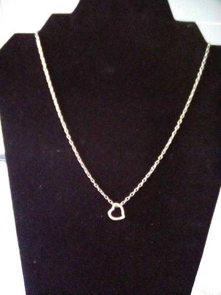 SILVER  TONE  BRAND  NEW  PENDANT  WITH  CHAIN