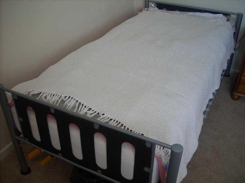 Single Bed With Quality Mattress. The matress is an 8quot deep memory foam type.