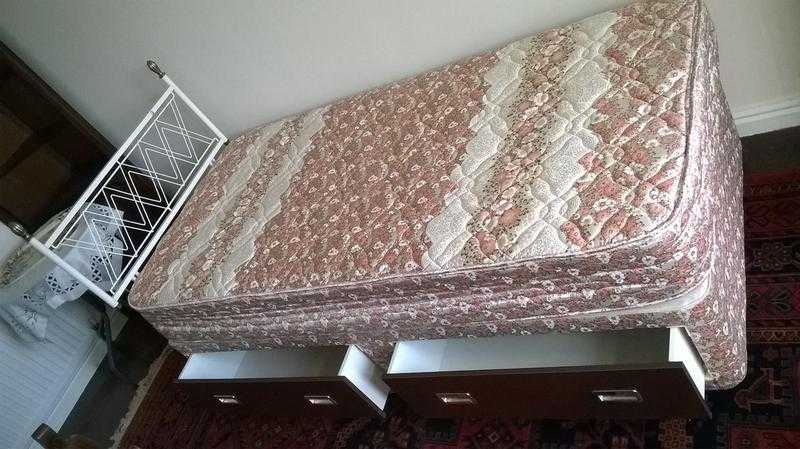 Single divan bed with two drawers and headboard, can deliver, excellent condition