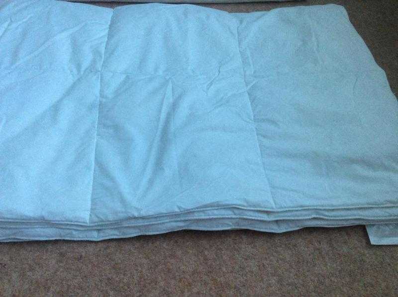 SINGLE FEATHER DUVET 4.5 TOG SUMMER IN EXCELLENT CONDITION