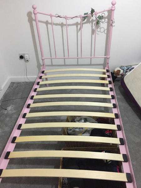 Single metal bed including slats and single mattress