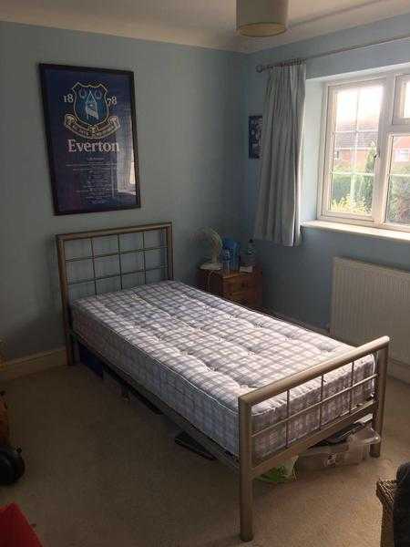 Single metal bed with mattress in very good condition