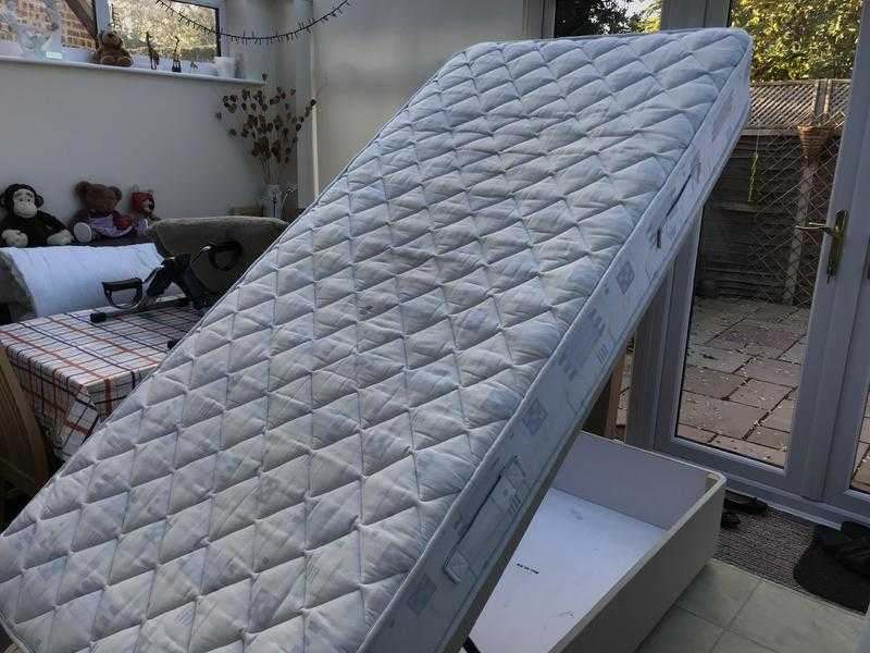 Single ottoman bed