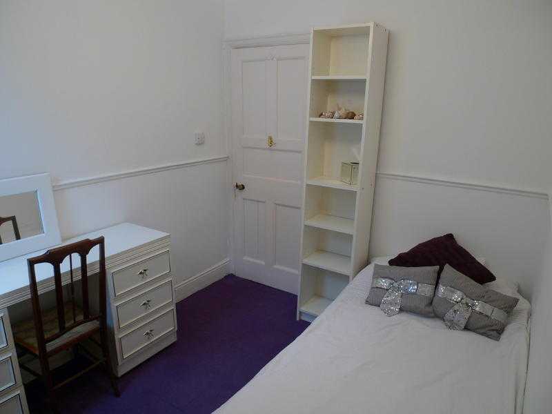 Single room available in family house in Hove