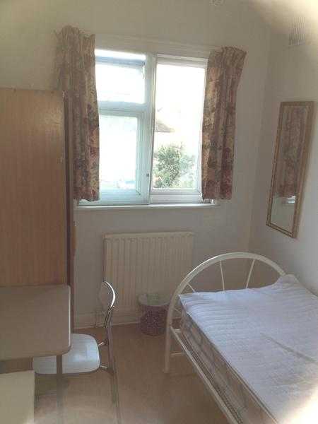 SINGLE ROOM FOR MEN IN QUIET HOUSE - STREATHAM