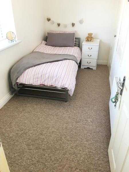 Single Room Southgate - in family home