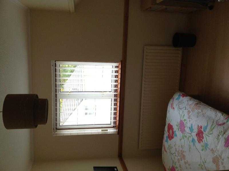 Single room to let in Crawley(females only)