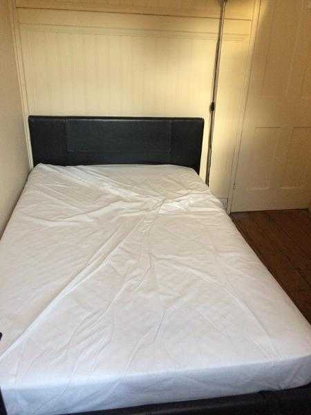 Single upstairs room close to station, street parking, suit professional