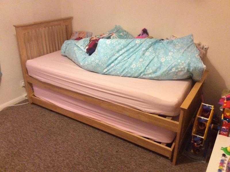 Single wooden trundle bed