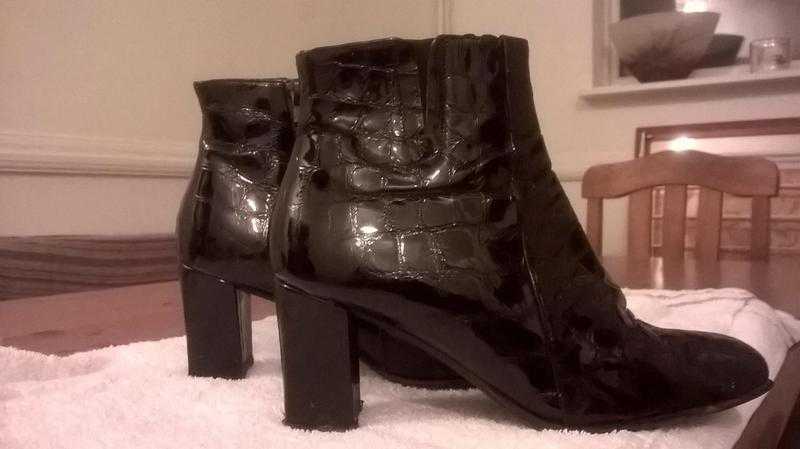 Size 4 DAVELLA ladies black ankle boots. Looks like snake skin (but itn039t) BRIGHTON