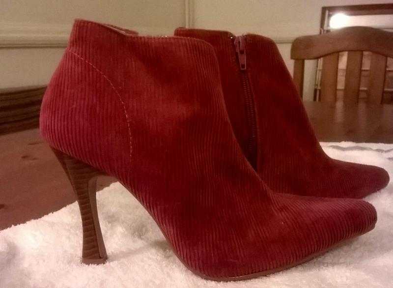 Size 4 STUNNING ankle boots. Pinkpurple. 2.5 inch heel (approx)