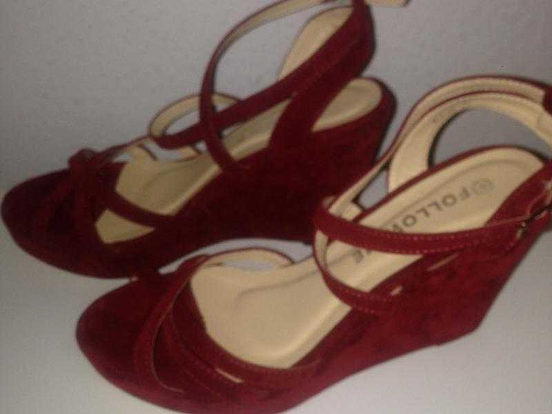 Size 5 Red Suede Mid-Heel Wedges