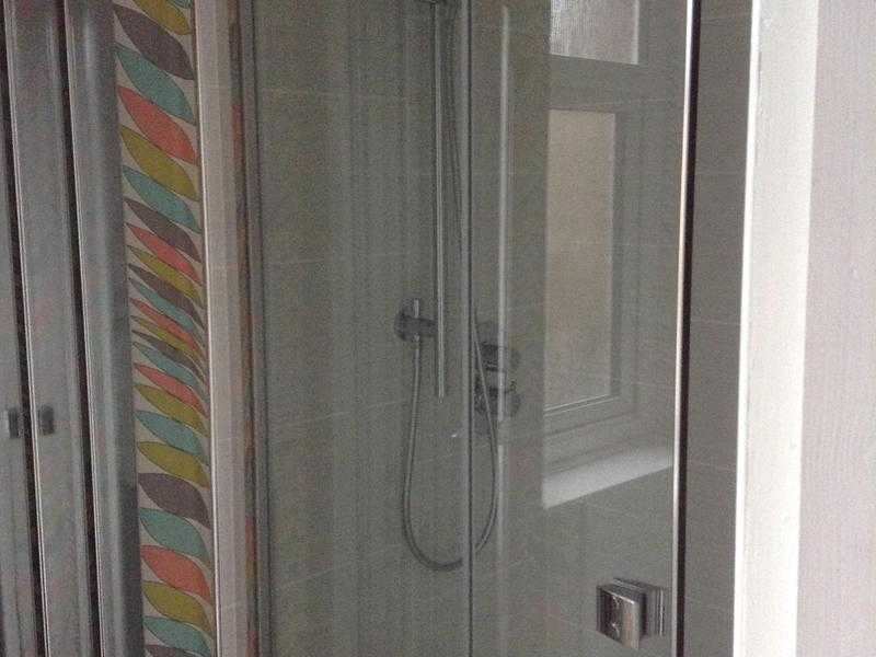 Sliding door shower screen