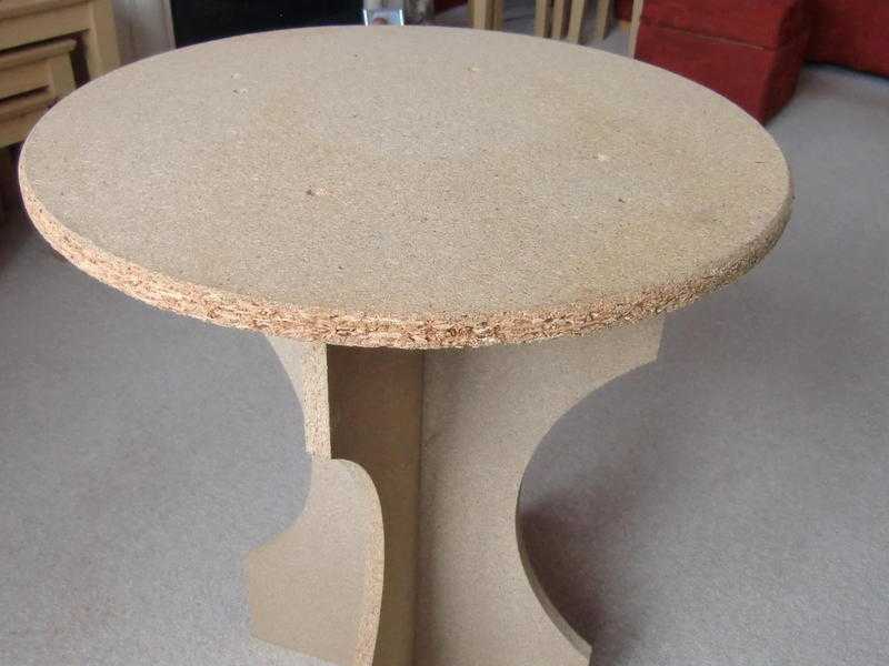 SMALL CIRCULAR OCCASIONAL TABLES.