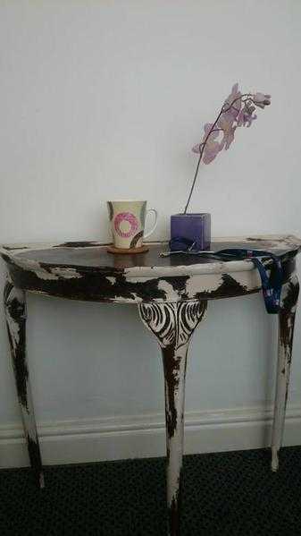 Small coffee table - Decorated and good protected