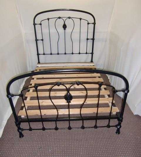 SMALL DOUBLE METAL VINTAGE BLACK BED FRAME AND MATTRESS 150