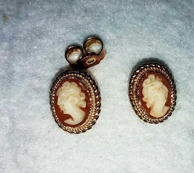 Small oval 9crt gold cameo earings