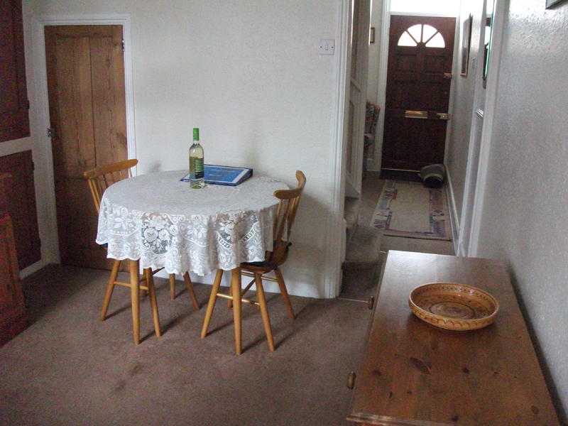 small round dinning room table and chairs