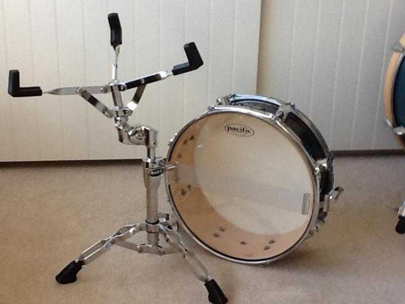 Snare drum and stand