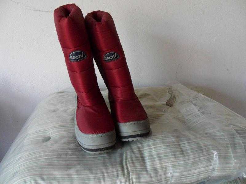 Snow boots, red, size 7