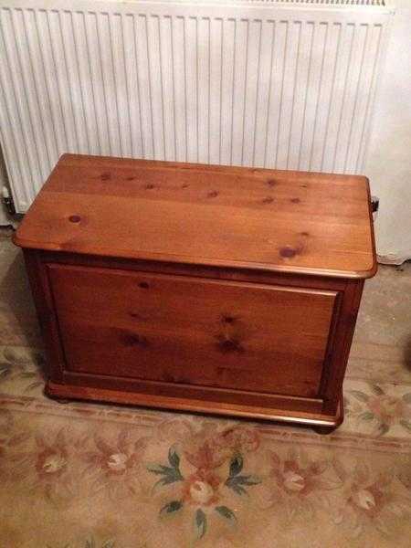 Solid Blanket Box in Good Condition