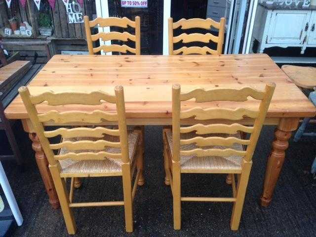 SOLID FARMHOUSE PINE DINING TABLE 4 WICKER CHAIRS SHABBY CHIC ANNIE SLOAN(566)