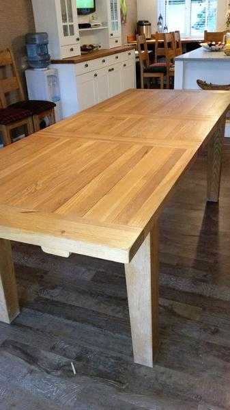 SOLID OAK DINING TABLE