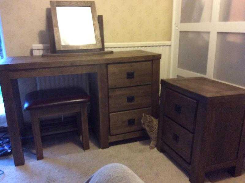 SOLID OAK DRESSING TABLE, STOOL MIRROR AND BEDSIDE CHEST DRAWERS