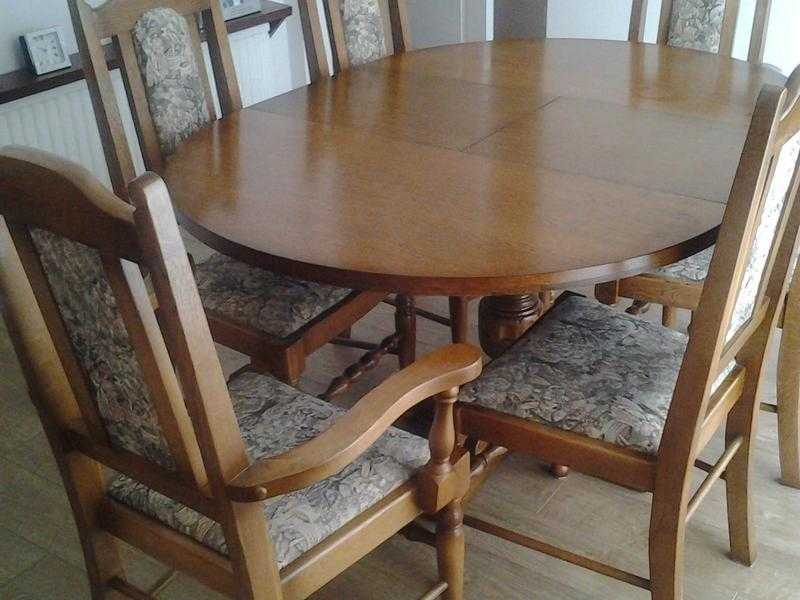 SOLID OAK EXTENDING DINING TABLE  4 CHAIRS  2 CARVERS
