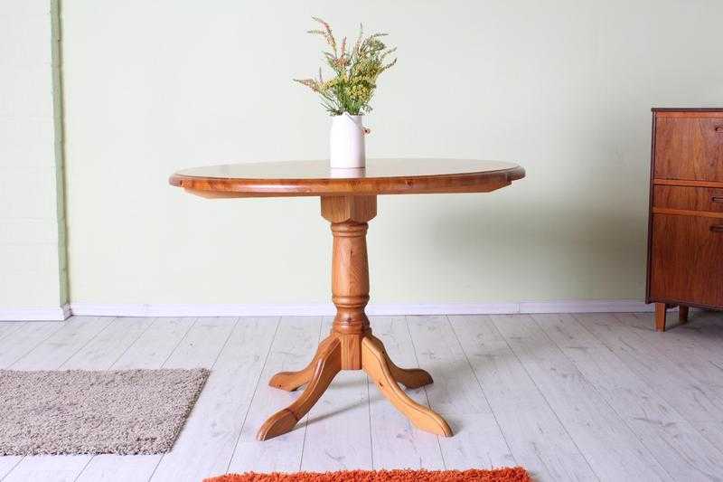 SOLID PINE ROUND KITCHEN TABLE LOVELY CONDITION  SEATS 4 - CAN COURIER