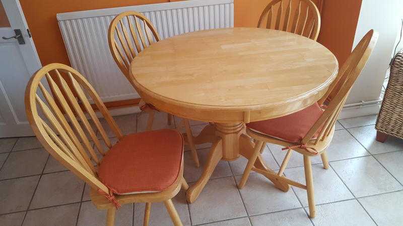 Solid Round Table 106cm diameter plus 4 matching chairs with tie on seat pads